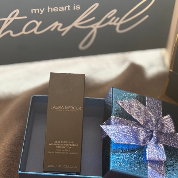 Colors below LAURA MERCIER REAL FLAWLESS WEIGHTLESS PERFECTING FOUNDATION - Picture 4 of 12